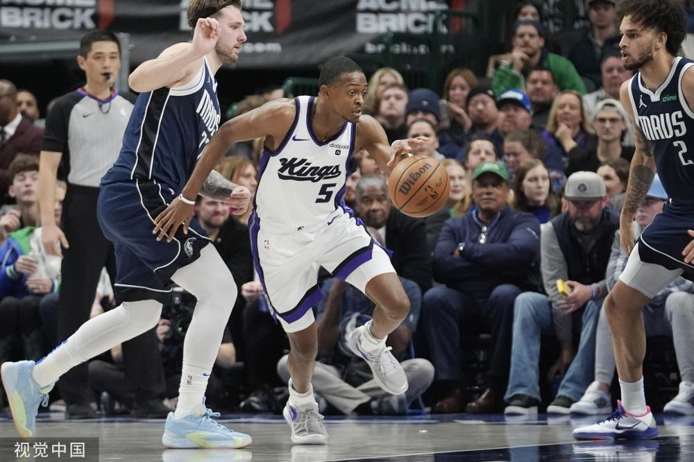 足球赛场上 足球赛场上